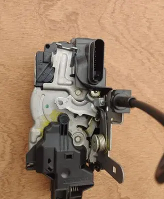 Volvo V40 Front door lock 31391825