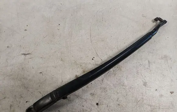 Volkswagen Touareg I Front wiper blade arm
