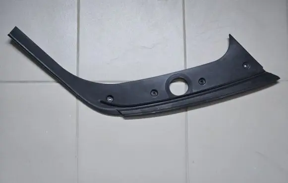 Mercedes-Benz GL X164 Rear side glass trim A1646700487 1646700487