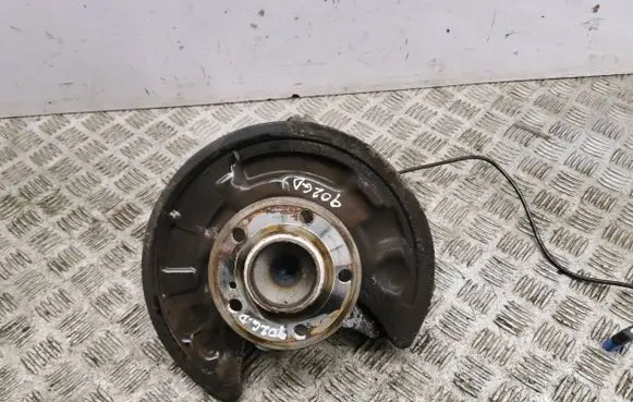 Infiniti Q30 Rear wheel hub
