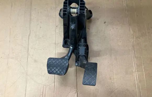 Volkswagen PASSAT B8 Clutch pedal 