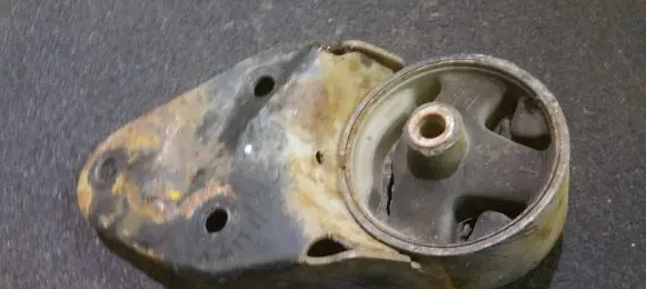 Nissan Primera Engine mount bracket