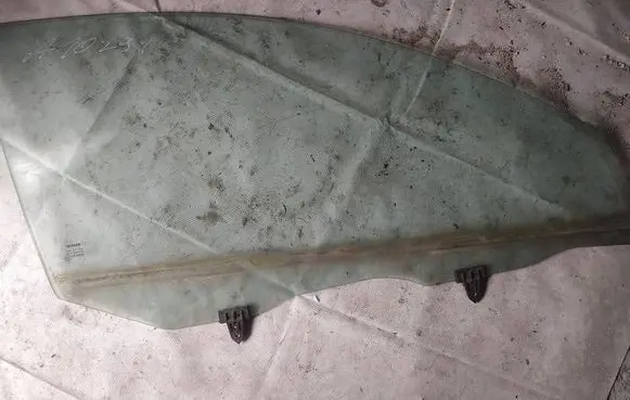 Nissan Primera Front door window glass four-door as2