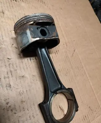 Jeep Cherokee III KJ Piston with connecting rod