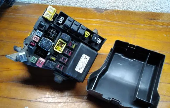 Mitsubishi Space Wagon Fuse module MR337786