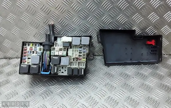 Ford C-MAX II Fuse module av6t14k733