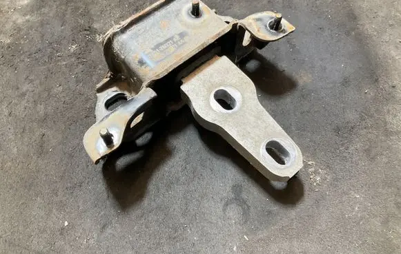 Ford Fiesta Engine mount bracket 8V517M120AE 1V0977121AA EY8BA