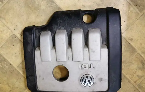 Volkswagen Touran I Engine cover (trim) 03G103925