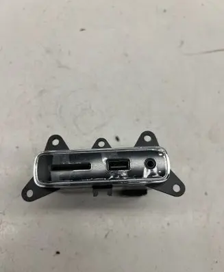 Jeep Grand Cherokee USB socket connector 68258696AA