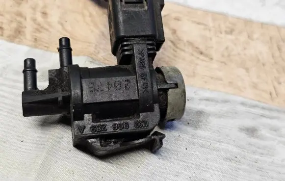 Audi A4 S4 B7 8E 8H Turbo solenoid valve 1K0906283A 2047E