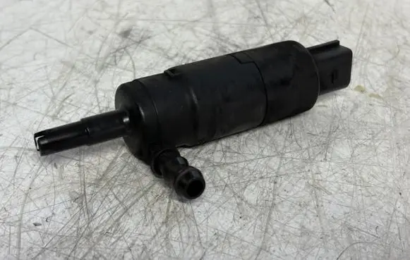 BMW X3 E83 Headlight washer pump 8377430