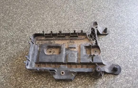 Volkswagen PASSAT B6 Battery tray 1K0915333C