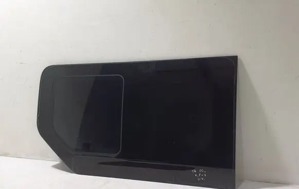 Opel Vivaro Sliding door window/glass 8200005608