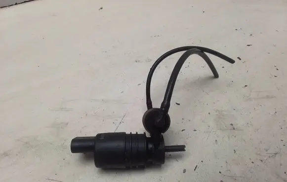 Volkswagen Golf IV Windscreen/windshield washer pump 3043125
