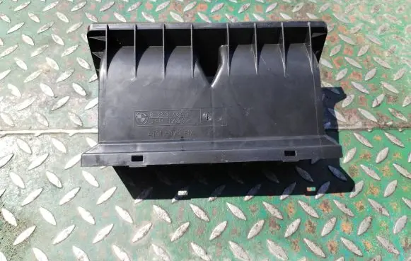 BMW 5 E39 Dash center air vent grill 83637849 AT315379F1A