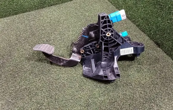 Renault Trafic III (X82) Clutch pedal 465038677R 93868409
