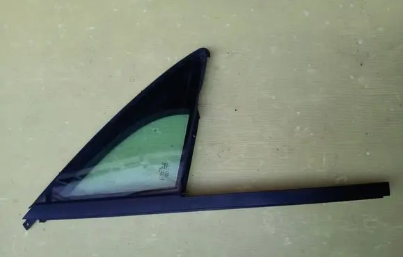 Volkswagen Touareg II Front door vent window glass four-door 7P6845114