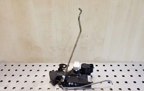Opel Frontera B Front door lock 16637561