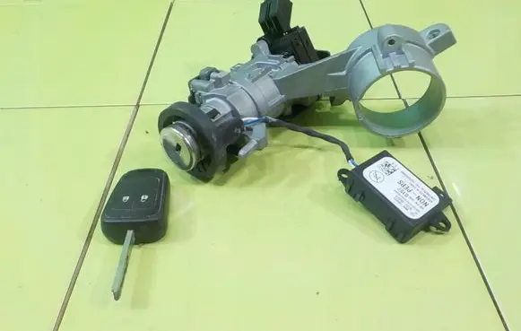 Opel Astra J Ignition lock 20939745