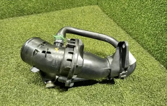 Opel Vivaro Air intake duct part 165761844R 22274 1047863S01