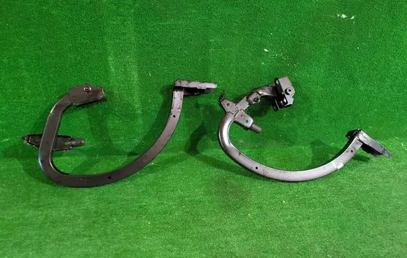 Tailgate/trunk/boot hinge