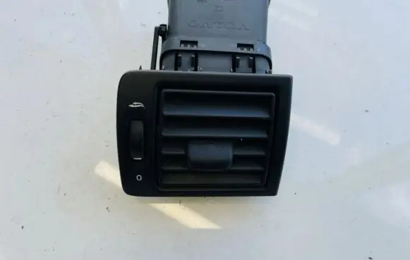 Volvo V50 Dash center air vent grill y011030 y01128