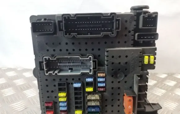Volvo S60 Fuse module 30728512 28017881