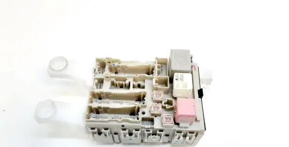 Toyota RAV 4 (XA30) Fuse module 8273042350