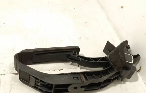 Mercedes-Benz E W211 Accelerator throttle pedal A2113000404