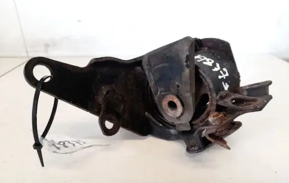 Toyota Avensis T250 Engine mounting bracket