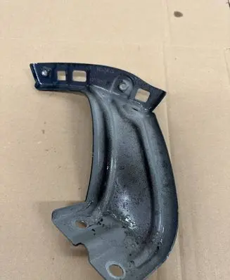 Volkswagen Tiguan Fender mounting bracket 571821136