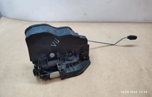 BMW X3 E83 Front door lock 7202145