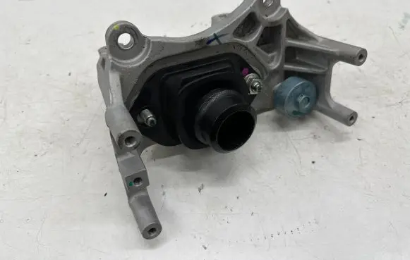 Nissan Qashqai J12 Engine mount bracket 112546UB0B
