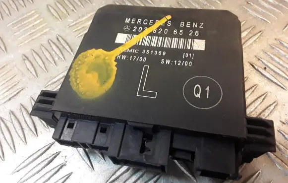 Mercedes-Benz C W203 Door control unit/module 2038206526 A2038206526