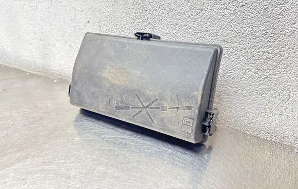 Opel Insignia A Fuse box cover 13222784