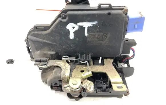Volkswagen Golf V Rear door lock 7L0839016A