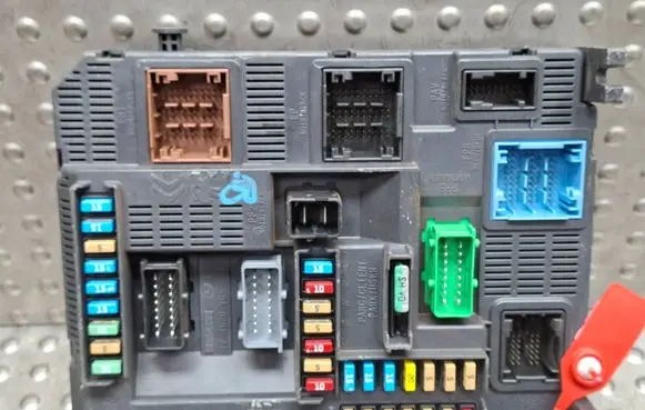 Peugeot 208 I Fuse module S26312509 9807532080