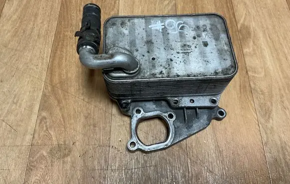 Volkswagen Touareg II Engine oil radiator 059117015P 10044628