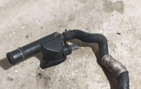 Volkswagen PASSAT B6 Engine coolant pipe/hose 03G121132