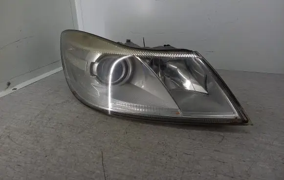 Skoda Octavia Mk2 (1Z) Headlight/headlamp HELLA
