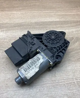 Volkswagen PASSAT B5 Rear door window regulator motor 3B5839752CD 169006174