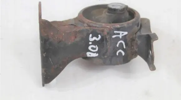 Engine mount vacuum valve
