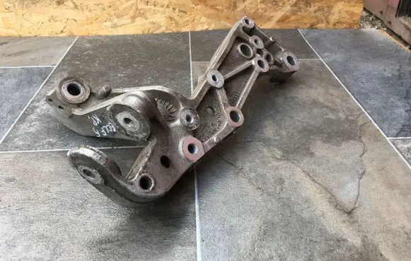 Volkswagen Golf V Front lower control arm/wishbone 1K0199235E