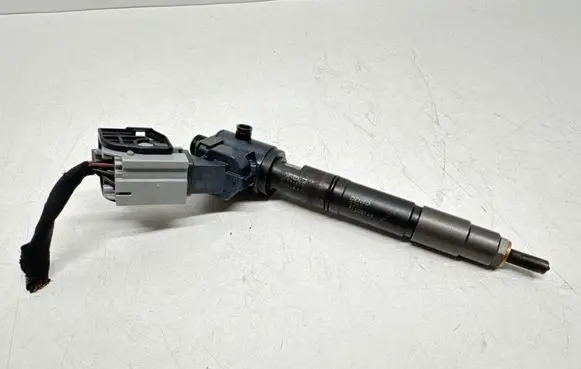 Volvo V40 Fuel injector VEA132370010CAA 31336878 11S08149