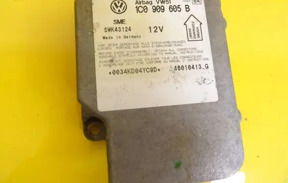 Volkswagen PASSAT B5 Airbag control unit/module 1C0909605B