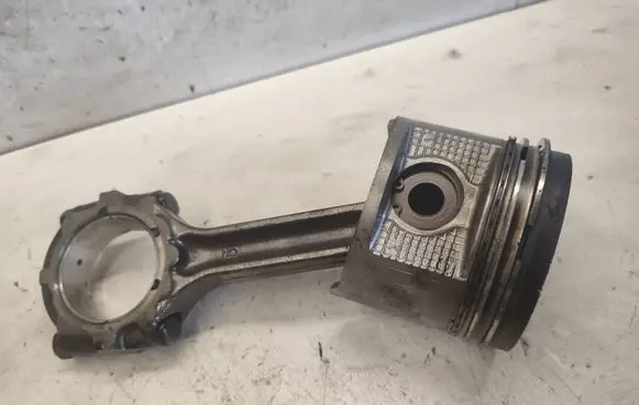 Nissan Navara D22 Piston with connecting rod