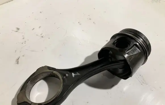 Mercedes-Benz E W211 Piston with connecting rod