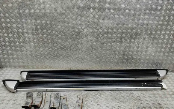 Nissan NP300 sill trim set (inner) 961014JB1A 961004JB1A
