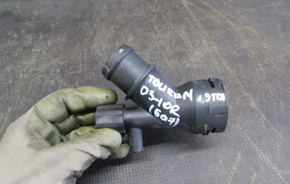 Volkswagen Touran I Glove box 1K0882599B