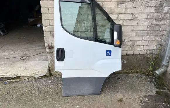 Iveco Daily 6th gen Front door